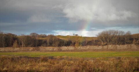 afgegraven grond met regenboog