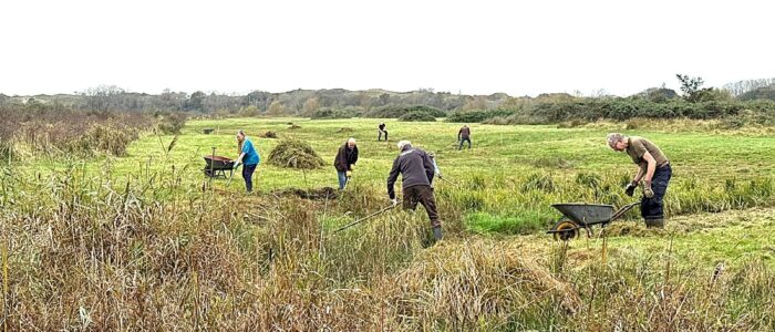 Vrijwilligers aan het werk bij de rel Vrijwilligers aan het werk bij de rel