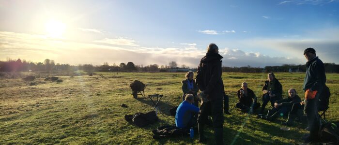 Vrijwilligers pauzeren in de zon
