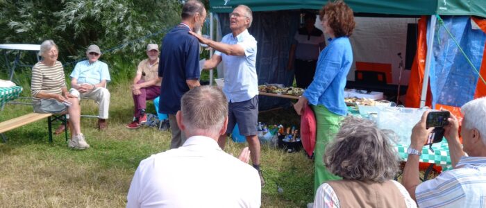 Hulde aan Hugo Woudenberg Hugo ontvangt onderscheiding