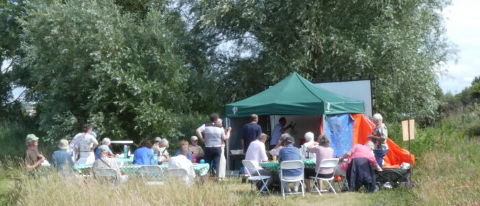 Partytent waar de vrijwilligers zich verzamelden Partytent waar de vrijwilligers zich verzamelden