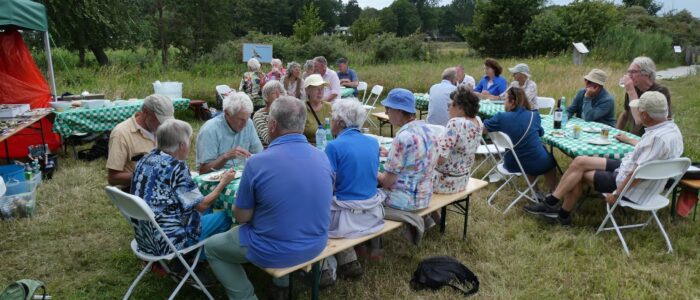 vrijwilligers genieten van het buffet vrijwilligers genieten van het buffet